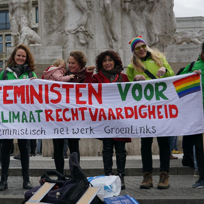 FemNet tijdens Womens March 2019 met spandoek 'Feministen voor klimaatrechtvaardigheid'.